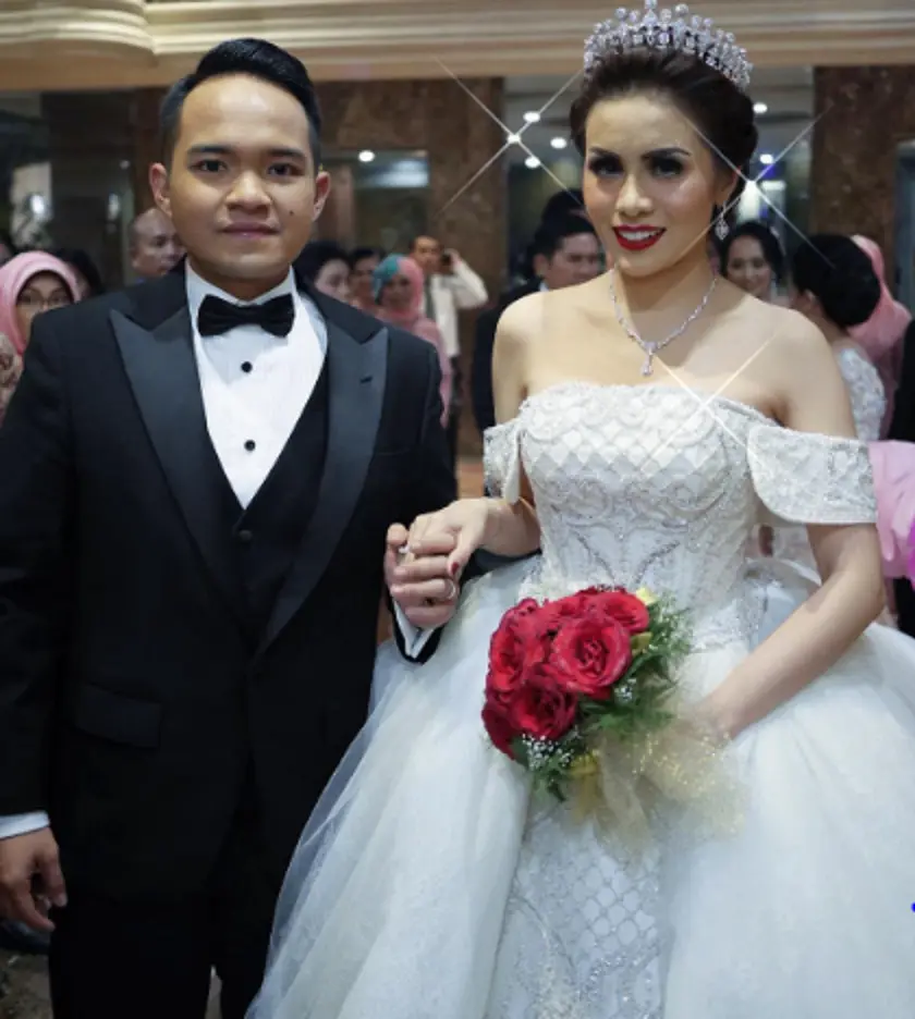 Momo Geisha menggelar acara resepsi pernikahannya yang ketiga di Pekanbaru, Riau. (Instagram/andreblake_)