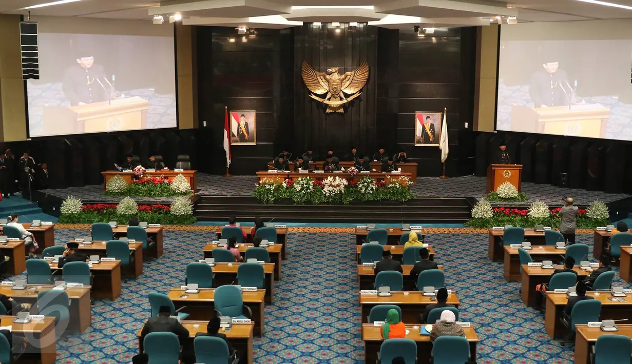 Suasana rapat paripurna istimewa HUT ke-489 Kota Jakarta, Rabu (22/2). Rapat dipimpin oleh Ketua DPRD DKI Prasetyo Edi Marsudi tersebut berlangsung terbuka yang berisi pemaparan mengenai kondisi terkini Ibukota. (Liputan6.com/Immanuel Antonius)