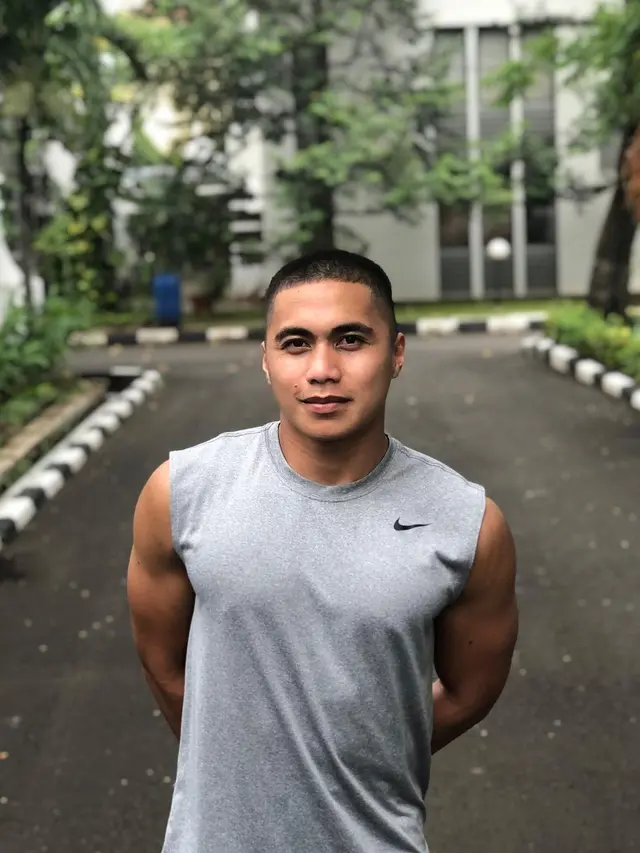 6 Potret Terbaru Aprilia Manganang yang Makin Macho, Pamer Perut Sixpack