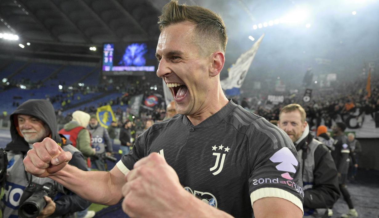 Pemain Juventus, Arkadiusz Milik, melakukan selebrasi setelah mencetak gol ke gawang Lazio pada laga semifinal Coppa Italia meski kalah dari Lazio di Stadion Olimpico, Roma, Rabu (24/2/2024). Juve lolos ke final Coppa Italia 2023/2024. (AP Photo/Alfredo Falcone)