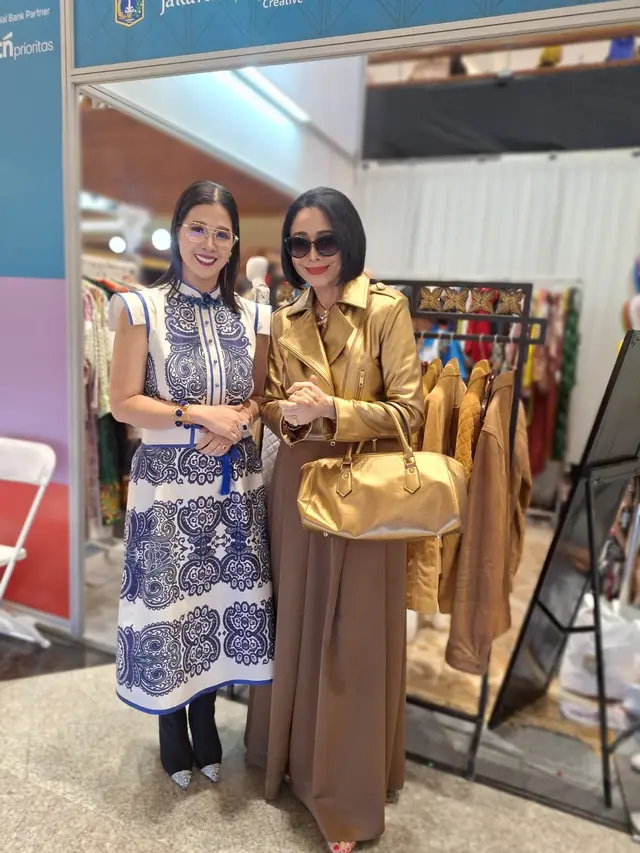 Sosialita Novita Emilda bersama Poppy Dharsono.