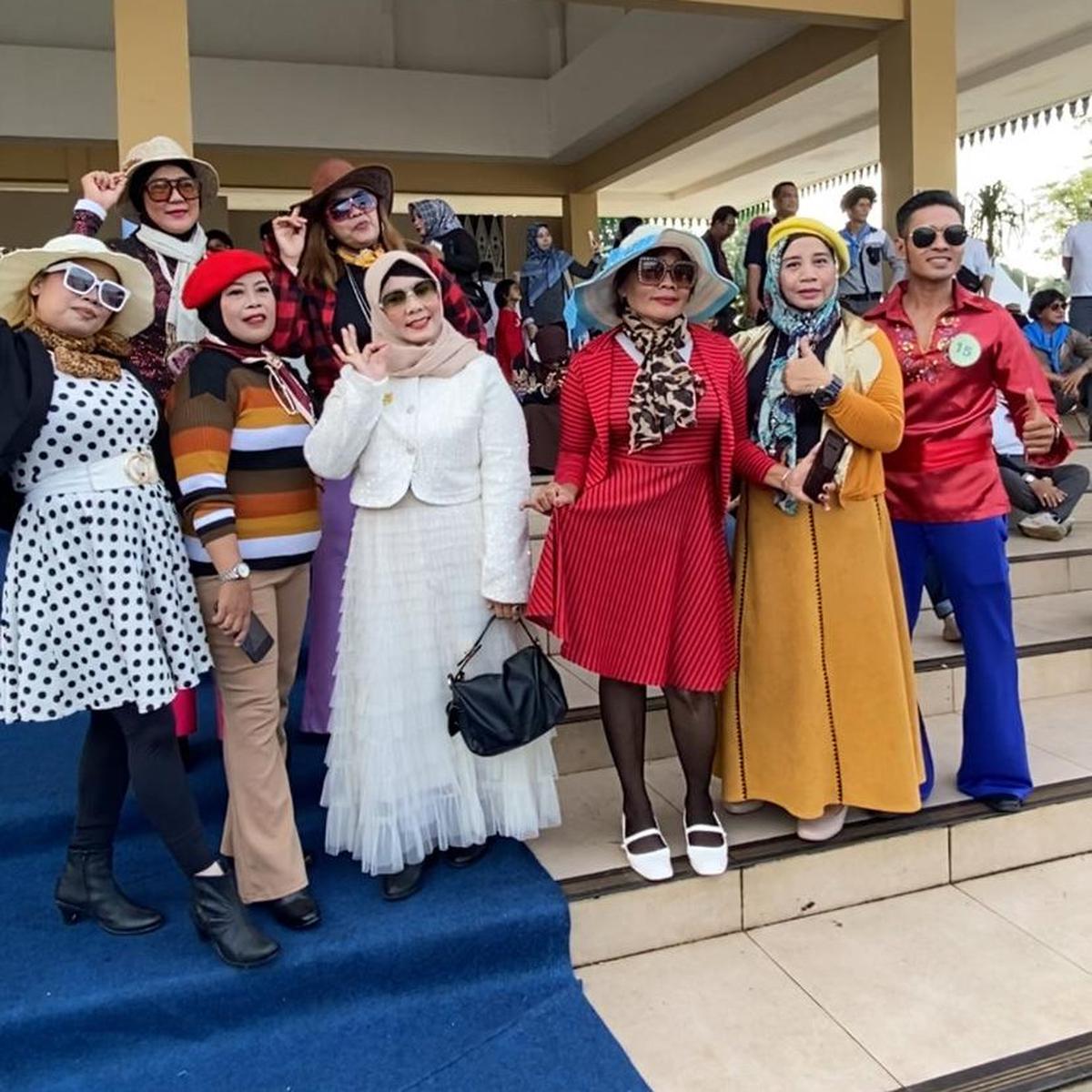 Bak Model Profesional, Wali Kota Depok hingga Anggota Dewan Bergaya Vintage Ikut Fashion Show Era 70-an