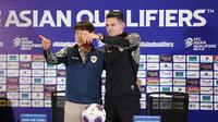 Pelatih Timnas Indonesia, Shin Tae-yong dan Justin Hubner dalam konferensi pers di Stadion Utama Gelora Bung Karno (SUGBK), Jakarta Pusat, pada Senin (9/9/2024) sore WIB. (Bola.com/Abdul Aziz)