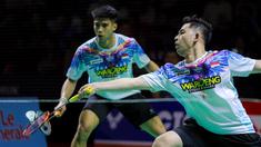 Pebulu tangkis ganda putra Indonesia, Moh Reza Pahlevi/Sabar Gutama berusaha mengembalikan kok ke arah pasangan Malaysia, Chia Weijie/Lwi Sheng Hao dalam laga 32 besar Indonesia Masters 2026 di Istora, Senayan, Jakarta, Selasa (20/01/2026). (Bola.com/Bagaskara Lazuardi)