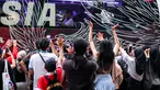 Pemain Timnas Indonesia, Rafael Struick, menyapa fans yang mendatangi lokasi latihan Timnas Indonesia di area Lapangan B Gelora Bung Karno, Senayan, Jakarta, Selasa (28/5/ 2024). (Bola.com/Bagaskara Lazuardi)