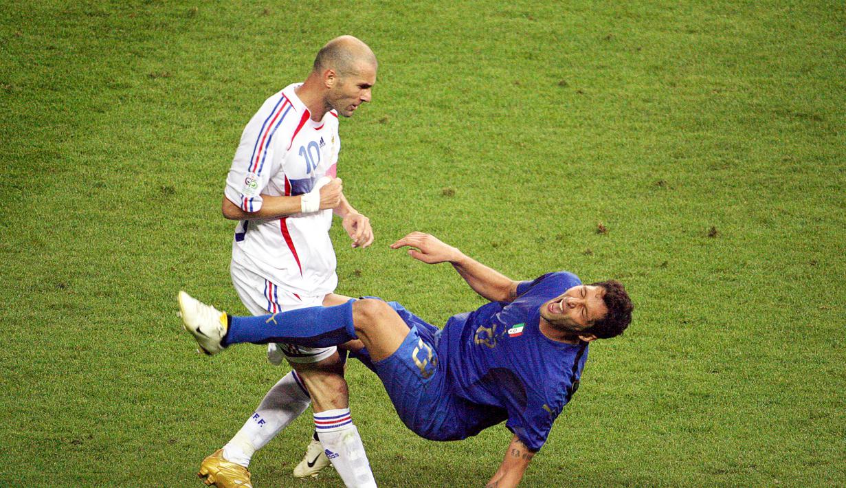 Gelandang Prancis, Zinedine Zidane, menanduk bek Italia, Marco Materazzi, saat final Piala Dunia 2006 Stadion Olympic, Berlin, Jerman (9/7/2006). Tandukan tersebut menjadi salah satu momen ikonik pada ajang Piala Dunia 2006. (AFP/John Macdougall)