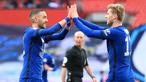 Gelandang Chelsea, Hakim Ziyech (kiri) melakukan selebrasi bersama Timo Werner usai mencetak gol ke gawang Manchester City dalam laga semifinal Piala FA 2020/2021 di Wembley Stadium, London, Sabtu (17/4/2021). Chelsea menang 1-0 atas Manchester City. (AFP/Adam Davy/Pool)
