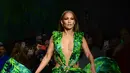 Bintang pop dan aktris Jennifer Lopez menutup peragaan busana Versace untuk Spring/Summer Collection 2020 pada Milan Fashion Week 2019, Jumat (20/9/2019). Jennifer Lopez mengenakan versi baru gaun hijau ikonis yang pernah ia gunakan di Grammy Awards 20 tahun lalu. (Miguel MEDINA/AFP)
