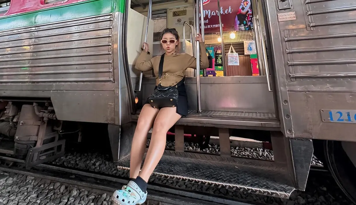 <p>Sang komika mengunjungi Maeklong Train Market. Salah satu destinasi ikonis di sana. "Nunggu pelanggan dari pagi sampe sore ga ada yang dateng," tulisnya. (Foto: Instagram/ kikysaputrii)</p>