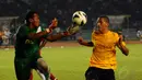 Penjaga gawang legenda Indonesia, Hendro Kartiko (kiri) berebut bola dengan Rivaldo Junior saat berlaga di Stadion GBK Jakarta, (7/6/2014). (Liputan6.com/Helmi Fithriansyah)