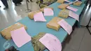 Ganja dalam bungkusan diperlihatkan saat rilis kasus narkoba di  Polres Pelabuhan Tanjung Priok, Jakarta, Selasa (29/12). Barang bukti yang berhasil diamankan petugas pada kasus pencurian narkoba berupa ganja seberat 7,5 kg. (Liputan6.com/Gempur M Surya)