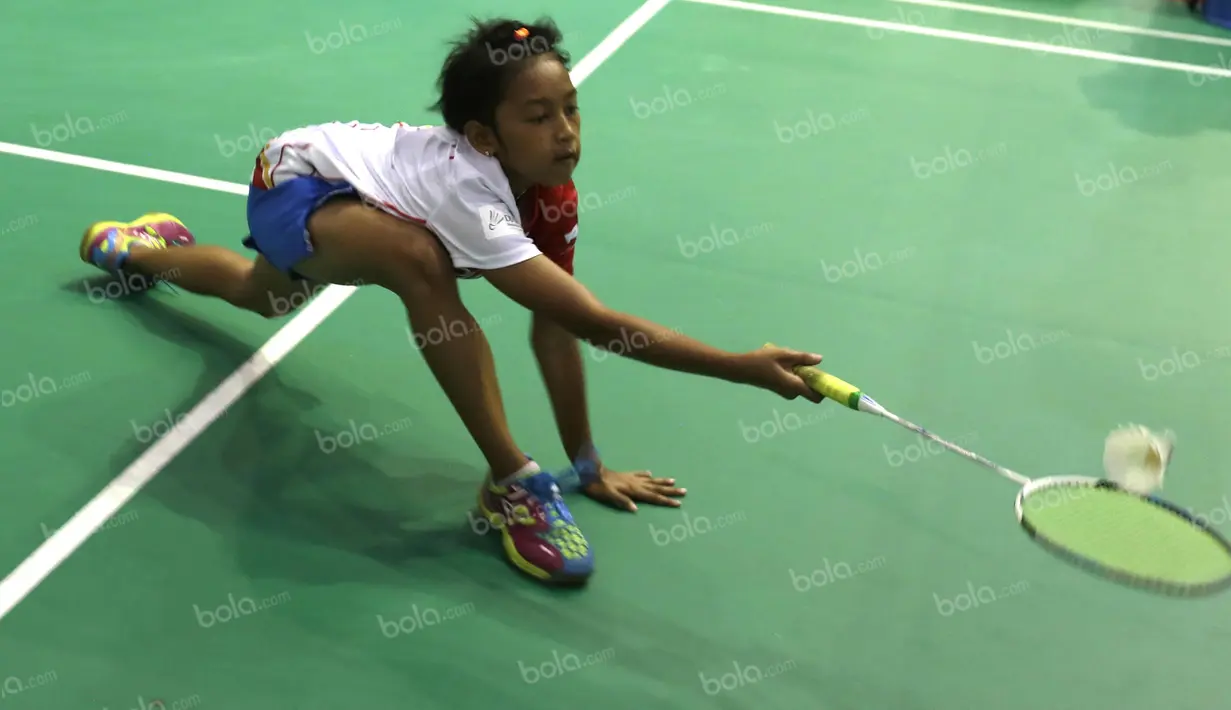 Seorang atlet putri berusaha mengembalikan bola saat bertanding di kelompok umur 13 tahun dalam Audisi Umum Beasiswa Bulutangkis PB Djarum di GOR Sritex, Solo, Minggu (10/4/2016). (Bola.com/Arief Bagus)