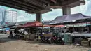 Aktivitas Pasar Gembrong di bawah proyek pembangunan Jalan Tol Bekasi-Cawang-Kampung Melayu (Becakayu) Seksi 1, D.I Panjaitan, Jakarta, Kamis (18/11/2021). Pembangunan Tol Becakayu Seksi 1 ditargetkan rampung pada akhir 2021. (merdeka.com/Iqbal S Nugroho)