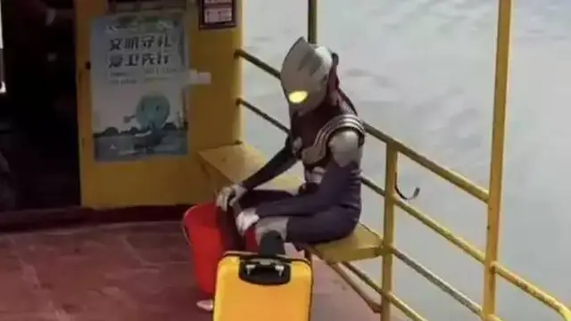 12 Potret Orang Pakai Kostum Ultraman di Tempat Umum Ini Kocak