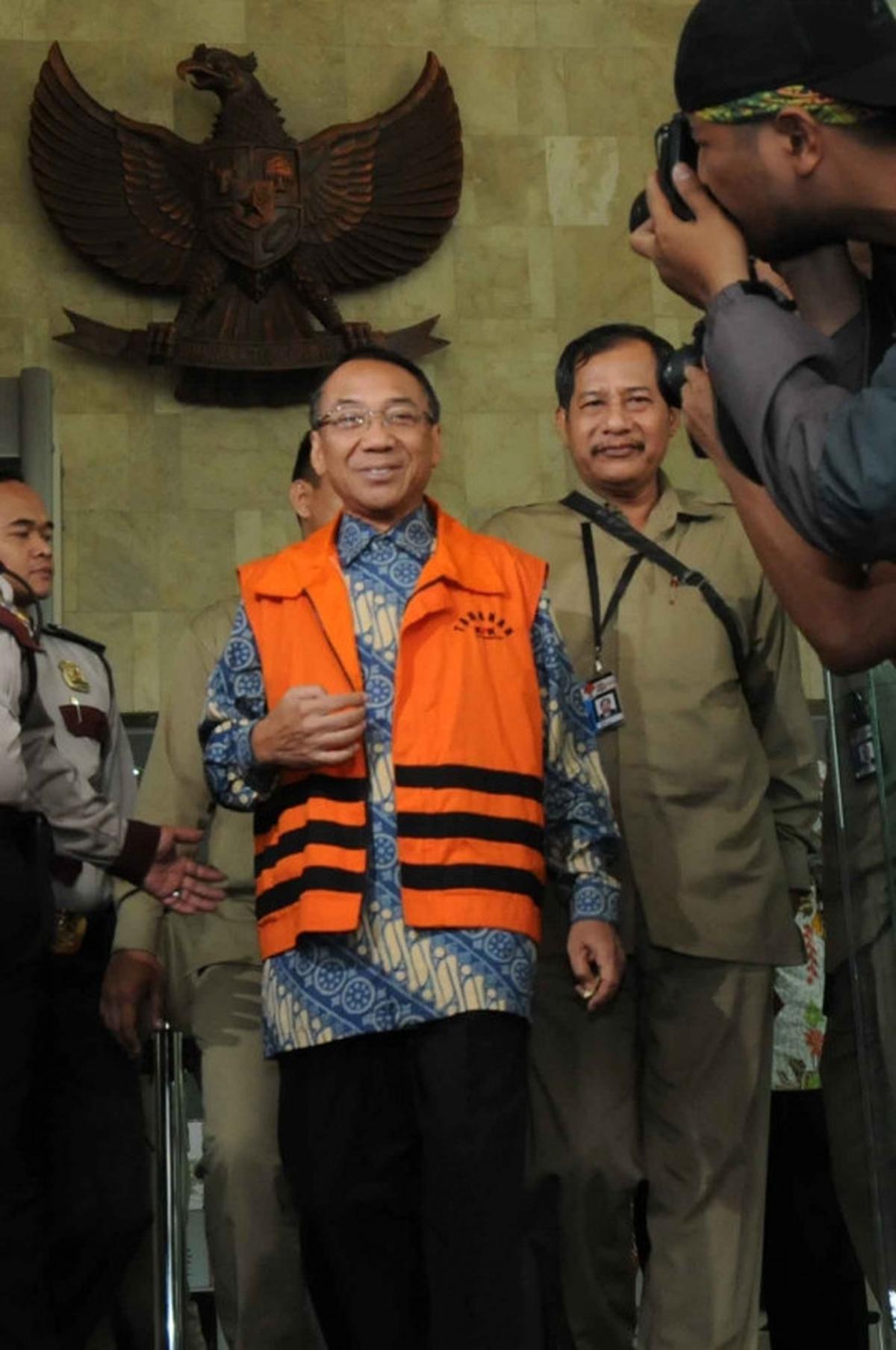 Keluar dari KPK, Jero Wacik tebar senyuman usai diperiksa