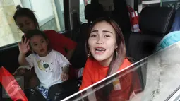 Ayu Ting Ting bersama anaknya didalam mobil saat dimintai keterangan oleh awak media di kediamannya, Depok, Jawa Barat, Selasa (21/03). (Liputan6.com/Herman Zakharia)