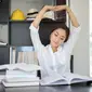 Perbaiki cara duduk agar kembali semangat kerja (iStockphoto)