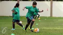 Pemain Timnas Putri Indonesia U-15 berlatih memainkan bola di Lapangan GOR Sunter, Jakarta, Kamis (4/5). Latihan ini persiapan mengikuti ajang Piala AFF U-15 putri 2017 di Laos, 7-20 Mei mendatang. (Liputan6.com/Helmi Fithriansyah)