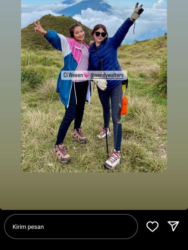 Bersama DJ Yasmine, Ini 7 Potret Seru Wendy Walters Mendaki Gunung Prau