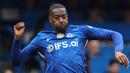 Tosin Adarabioyo tidak mampu memberikan rasa aman di lini belakang sejak awal laga. Ia tampil buruk di babak pertama dan harus diganti lebih cepat dari yang diharapkan. (AFP/Adrian Dennis)