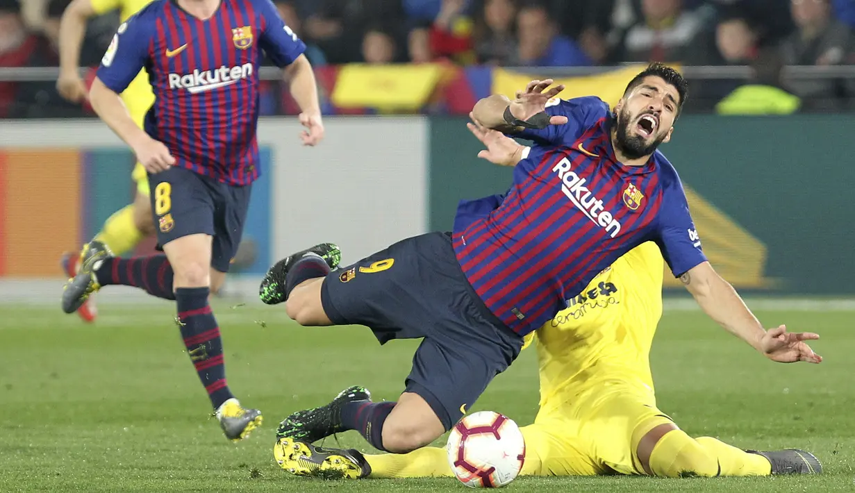 Striker Barcelona, Luis Suarez, terjatuh saat berebut bola dengan pemain Villarreal, Ramiro Funes Mori, pada laga La Liga 2019 di Stadion Ceramica, Selasa (2/4). Kedua tim bermain imbang 4-4. (AP/Alberto Saiz)
