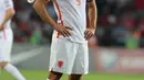 Penyerang Belanda, Robin Van Persie terlihat lesu usai timnya dikalahkan Turki pada kualifikasi Grup A Euro 2016 di Konya, Turki, (6/9/2015). Turki menang atas Belanda dengan skor 3-0. (AFP PHOTO/Stringer)