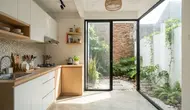 9 Desain Dapur Mungil yang Menyatu dengan Taman Kering Minimalis, Tampil Asri dan Estetik