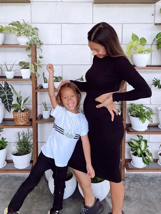 "Berusaha kreatif lah bersama anak-anak, banyak ngobrol, main games. Kami tak memperbolehkan mereka memakai gadget ataupun nonton TV saat weekday,” jelas istri Irfan Bachdim. (Instagram/jenniferbachdim)