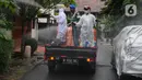 Petugas PMI melakukan penyemprotan disinfektan pada puskesmas di RW 09 Kompleks TNI AL Gandaria, Jakarta Selatan, Senin (14/2/2022). Penyemprotan yang difasilitas Satgas Covid 19 Lantamal III TNI AL tersebut dilakukan untuk mencegah penyebaran COVID-19 varian Omicron. (merdeka.com/Arie Basuki)