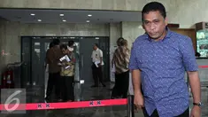 Staff Ahli komisi V DPR, Jailani usai menjalani pemeriksaan oleh penyidik KPK, Jakarta, Selasa (23/2). Jailani di periksa sebagai saksi Abdul Khoir, Direktur Utama PT Windu Tunggal Utama. (Liputan6.com/Helmi Afandi)