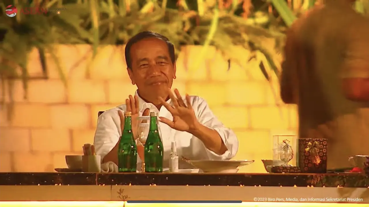 Presiden Joko Widodo (Jokowi) berjoget saat mendengarkan lagu Gemu Fa Mi Re di Sesi Makan Malam KTT ASEAN ke-42.