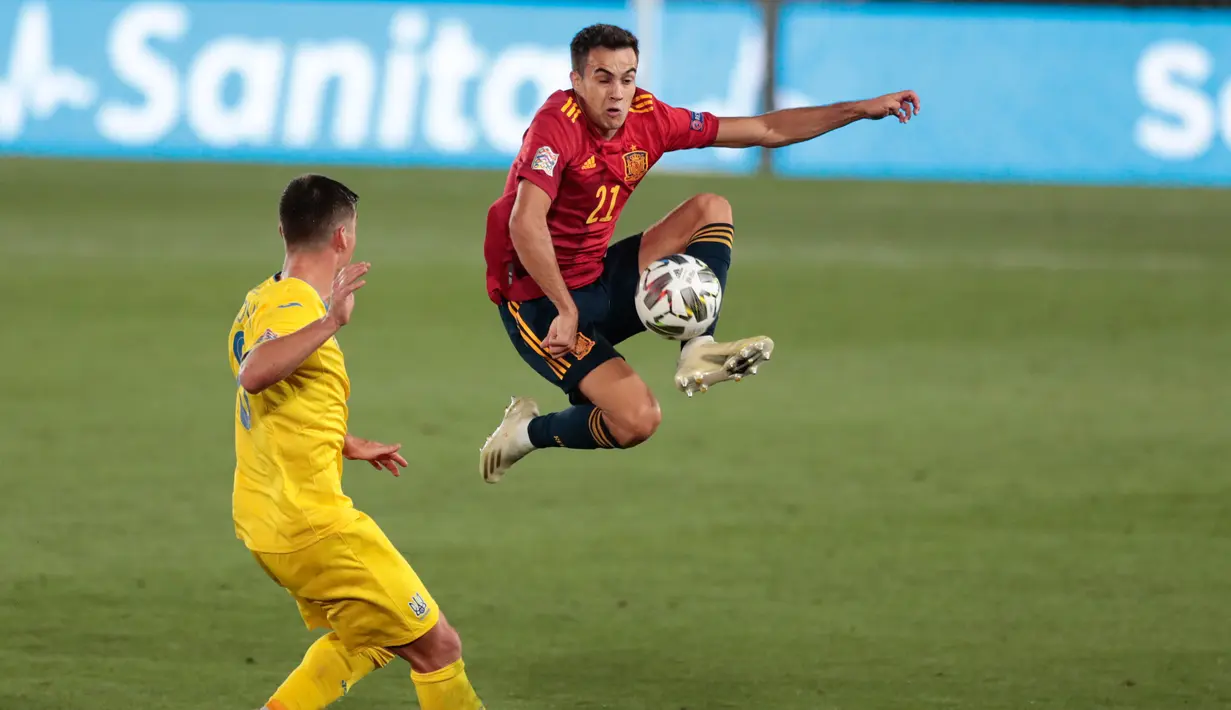 Bek timnas Spanyol, Sergio Reguilon mengudara saat mengontrol bola disaksikan Ruslan Malinovskyi dari Ukraina pada laga Grup 4 Liga A, UEFA Nations League 2020/2021 di Estadio Alfredo Di Stefano, Senin (7/9/2020) dini hari. Spanyol menang empat gol tanpa balas atas Ukraina (AP Photo/Bernat Armangue)