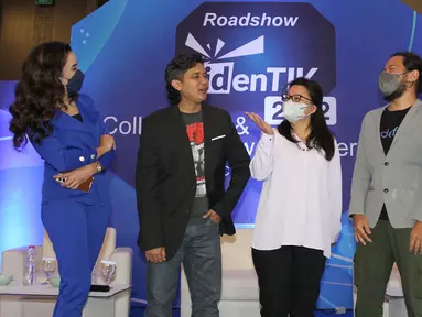 Puteri Indonesia Pariwisata 2016 Host Intan Aletrino, Koordinator Pemberdayaan Kapasitas Teknologi Digital Direktorat Pemberdayaan Informatika Aris Kurniawan, Juri CSR Jurike Moniaga, Peraih karya terpilih ke‐1 IdenTIK 2020 Ivan Tigana dan IdenTIK 2021 Adam Fauzi Akbar saat berbincang.