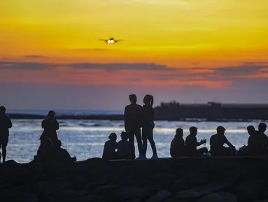 Aktivitas wisatawan menikmati waktu senja di Pantai Kelan, Badung, Bali. Pulau Bali selalu punya cara untuk memikat wisatawan, dan Pantai Kelan menjadi salah satu destinasi yang kian menarik perhatian. (merdeka.com/Arie Basuki)