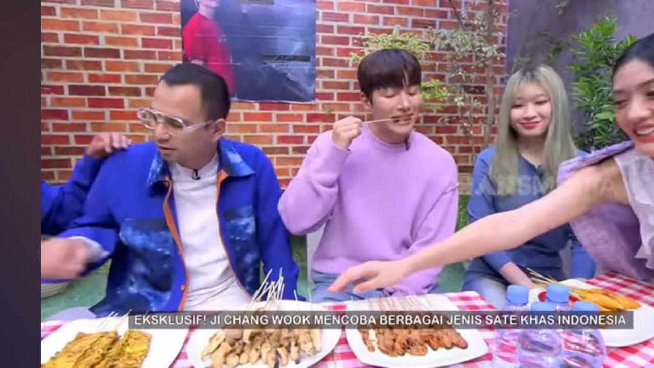 Potret Ji Chang Wook Makan Aneka Sate dan Minum Jamu Beras Kencur, Full Senyum Puji Semuanya Enak