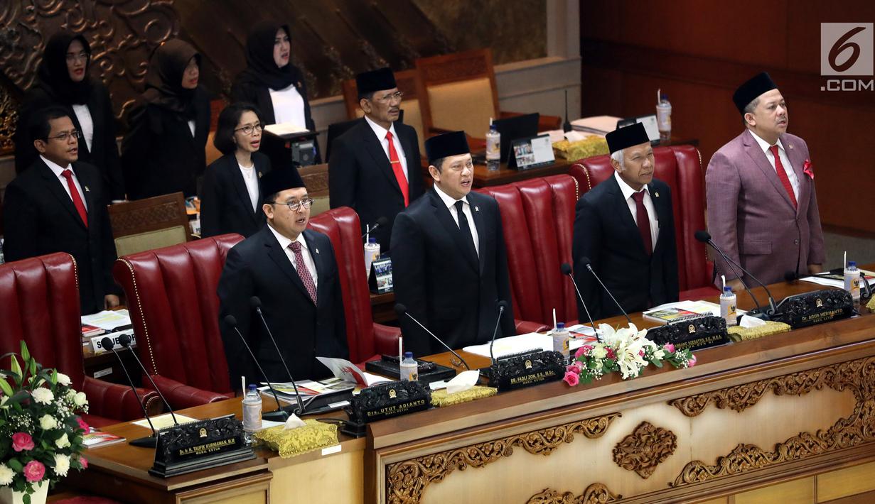 Ketua DPR Bambang Soesatyo (dua kiri) bersama pimpinan DPR lainnya saat memimpin Rapat Paripurna di Kompleks Parlemen, Jakarta, Kamis (29/8/2019). Rapat Paripurna beragendakan pidato Ketua DPR Bambang Soesatyo dalam rangka HUT ke-74 DPR. (Liputan6.com/JohanTallo)