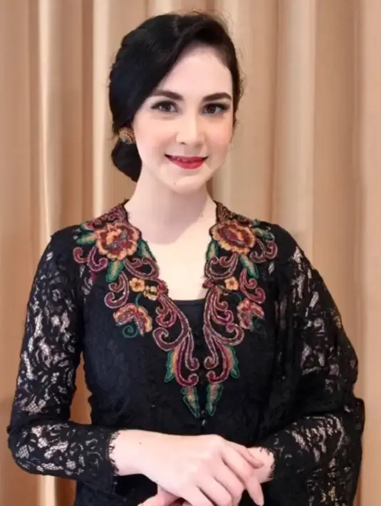 Arumi Bachsin juga telah menjadi ibu penjabat sejak menjadi istri dari Emil Dardak, Wakil Gubernur Jawa Timur. Selalu menarik untuk melihat padu padan Arumi saat berkebaya, seperti foto satu ini. Ia mengenakan kebaya hitam dengan bordir flora bernuansa merah-kuning yang cantik. [Foto: Instagram/arumibachsin_94]