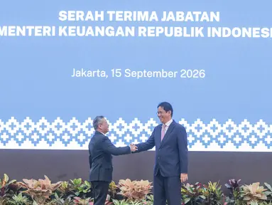 Menteri Keuangan Suahasil Nazara (kanan) bersalaman dengan pejabat sebelumnya, Purbaya Yudhi Sadewa, saat serah terima jabatan di Kementerian Keuangan, Jakarta, Selasa (15/9/2026). (KLY/Budy Santoso)