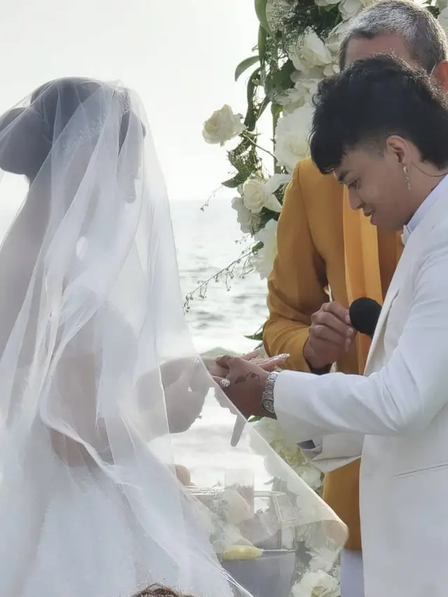 Momen Pernikahan Reza Arap dan Wendy Walters. (Sumber: Instagram/edhozell)