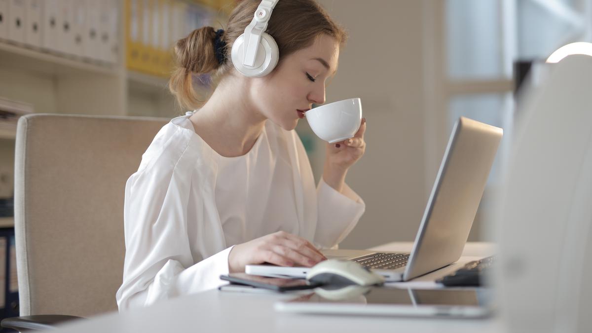 Manfaat Bekerja Sambil Mendengarkan Musik, Bisa Tingkatkan Produktivitas -  Ragam Bola.com