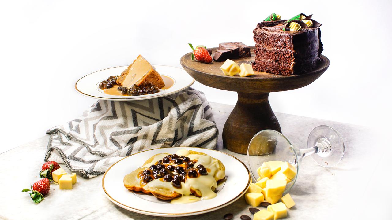 Menikmati kue santai sore