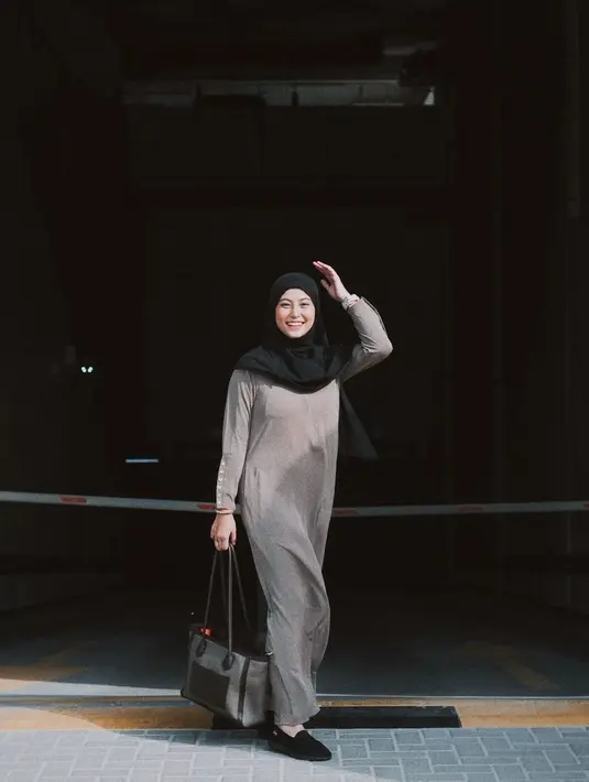 <p>Awkarin mengunggah beberapa potret dirinya yang akhirnya pergi menjalankan ibadah Umroh bersama keluarga dan sahabat. Di sini, Awkarin tampil manis mengenakan gamis abu-abu dan hijab hitam serba polos. [Foto: Instagram/narinkovilda]</p>