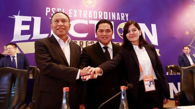 Ketua PSSI, Erick Thohir, bersama Wakil Ketua PSSI, Ratu Tisha Destria dan Zainudian Amali foto bersama usai Kongres Luar Biasa (KLB) PSSI di Hotel Shangri-La, Jakarta Pusat, Kamis (16/2/2023). (c) Bo