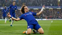 Pemain Chelsea, David Luiz melakukan selebrasi setelah mencetak gol ke gawang  AS Roma dalam laga penyisihan Grup C Liga Champions di Stamford Bridge, Rabu (18/10). Skuat arahan Antonio Conte ditahan imbang AS Roma 3-3. (AP/Kirsty Wigglesworth)