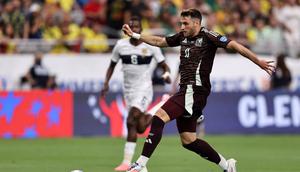 Santiago Gimenez dari Meksiko menendang bola pada babak pertama pada pertandingan Grup D CONMEBOL Copa America 2024 antara Meksiko dan Ekuador di State Farm Stadium pada 30 Juni 2024 di Glendale, Arizona. Omar Vega/Getty Images/AFP
