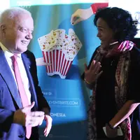 Produser film Mira Lesmana berbincang Dubes Australia untuk Indonesia Garry Quinlan foto bersama saat jumpa pers festival sinema Australia Indonesia di Jakarta, Jumat (8/3). (Liputan6.com/Herman Zakharia)