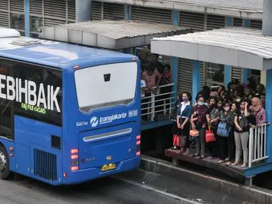 Sejumlah penumpang Transjakarta menunggu bus di halte Harmoni, Jakarta Pusat, Kamis (26/4). PT Transjakarta menargetkan jumlah penumpang dalam setahun mencapai 185 juta. (Liputan6.com/Yoppy Renato)