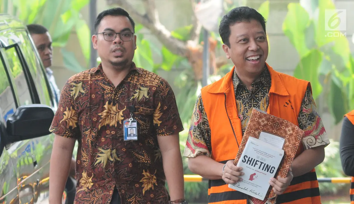 Mantan Ketua Umum PPP Muhammad Romahurmuziy alias Rommy (kanan) tiba untuk menjalani pemeriksaan di Gedung KPK, Jakarta, Rabu (12/6/2019). Rommy diperiksa dalam kapasitas sebagai tersangka kasus dugaan suap jual-beli jabatan di Kementerian Agama. (merdeka.com/Dwi Narwoko)