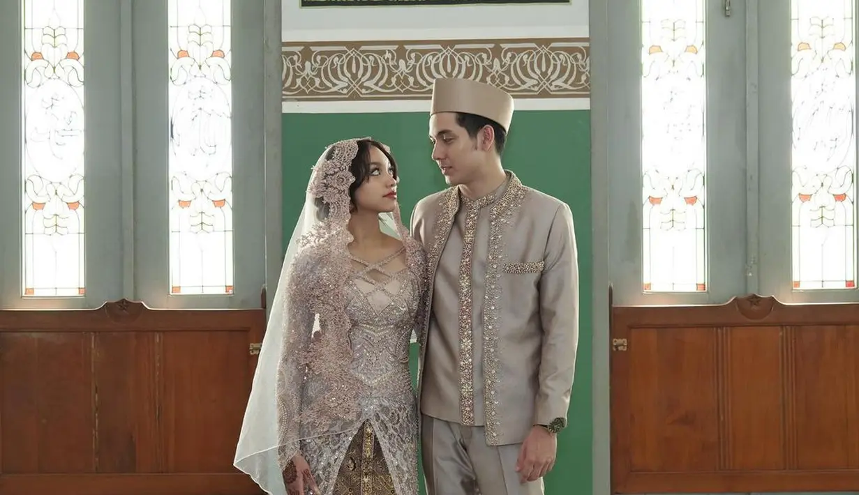 Naura dalam balutan kebaya yang telah dimodifikasi modern bernuansa cokelat keemasan. [Foto: Instagram/naura.ayu]