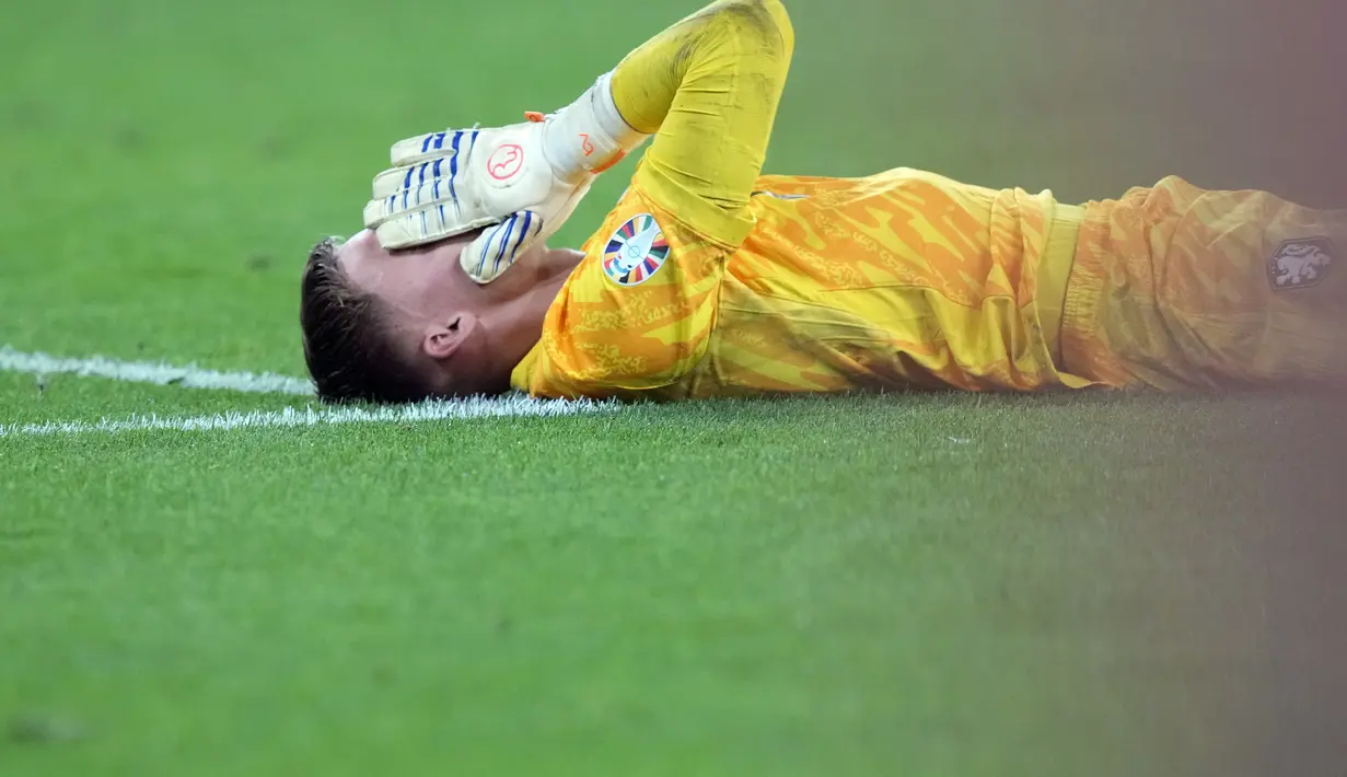Reaksi kiper Belanda Bart Verbruggen seusai kalah dari Inggris pada laga semifinal Euro 2024 di Signal Iduna Park, Kamis (11/7/2024). (AP Photo/Martin Meissner)